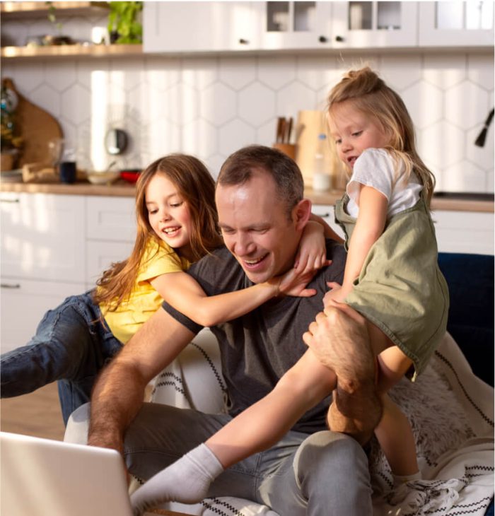 Família assistindo desenhos juntos